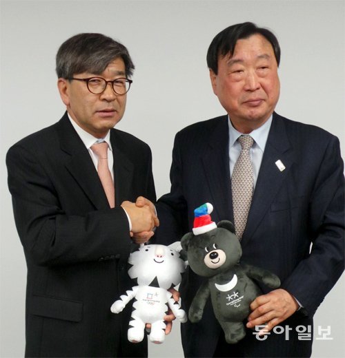 이희범 평창동계올림픽조직위원장(오른쪽)이 24일 미국 뉴욕총영사관에서 열린 평창 겨울올림픽 홍보대사 및 자문위원 위촉식에서 홍보대사로 위촉된 재미동포 김동석 시민참여센터 상임이사와 악수를 하고 있다. 뉴욕=부형권 기자 bookum90@donga.com