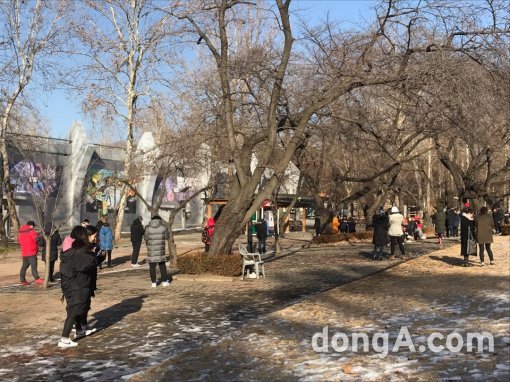 설 연휴 첫날인 27일 서울 광진구 어린이대공원에서 ‘포켓몬 고’ 이용자들이 게임을 즐기고 있다.