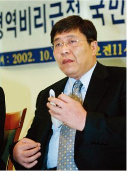 2002년 대선 당시 한나라당 이회창 후보 두 아들의 병역비리 의혹을 제기하고 있는 김대업 씨. [동아DB]