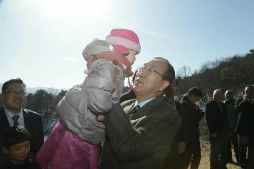 반기문 전 UN 사무총장이 설 연휴인 28일 고향인 충북 음성 행치마을을 찾아 어린이를 앉아보고있다. 반기문 전 UN 사무총장 제공