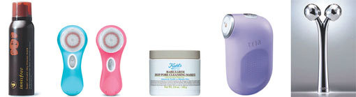 전문숍이 아닌 집에서 직접 피부를 관리하는 혼뷰티족을 위한 뷰티 디바이스와 기초제품들. (왼쪽부터)모공과 블랙헤드 관리에 좋은 이니스프리 ‘수퍼 화산송이 클레이 무스 마스크’, 얼굴 전용 전동 클렌저 클라리소닉의 ‘미아2’, 아마존 화이트 클레이 성분이 있어 피부 정화와 진정에 좋은 키엘 ‘레어 어스 딥 포어 클렌징 마스크, 2분간의 사용으로 눈가 주름 개선 등 레이저 시술효과를 볼 수 있는 트리아의‘아이 리뉴 레이저’. 얼굴 라인을 입체적으로 가꾸어주는 랑콤 ‘레네르지 리틀 페이스 롤러’.