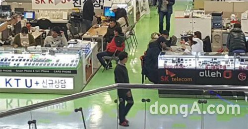 설 연휴 마지막 날인 30일 오후 서울 광진구 강변테크노마트 내 이동통신매장의 모습. 명절 연휴는 보통 휴대전화 판매업계의 대목으로 불리지만 이날은 한산한 모습이었다. 변영욱 기자 cut@donga.com