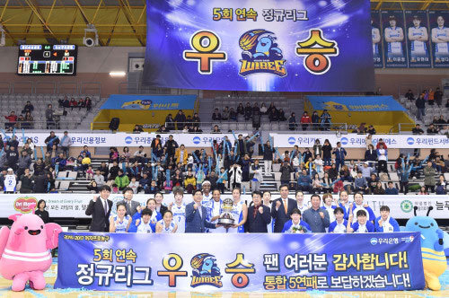 지난 27일 삼성생명을 꺾고 24승1패의 기록으로 여자프로농구 사상 최소경기 정규리그 우승을 확정한 우리은행은 프로스포츠 최고 승률에 도전하는 대신 통합 5연패에 초점을 맞추고 있다. 우리은행 선수단은 기념 현수막 앞에서 통합 5연패를 다짐했다. 사진제공｜WKBL