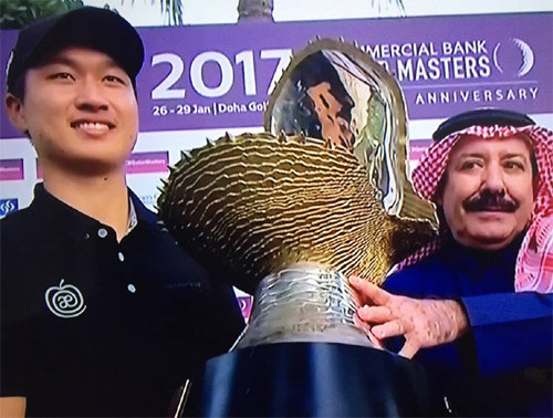 유러피안투어 카타르 마스터스에서 연장전 끝에 우승한 왕정훈(왼쪽)이 ‘마더 오브 펄’이라는 이름을 지닌 진주조개 모형의 트로피를 들어올리며 기뻐하고 있다. 지난해 5월 유러피안투어 모로코 트로페 하산 2세에 대기선수로 출전했다 첫 승을 거둔 왕정훈은 모리셔스오픈에서 2주 연속 우승한 뒤 8개월 만에 통산 3승째를 거뒀다. jtbc골프 화면 캡처