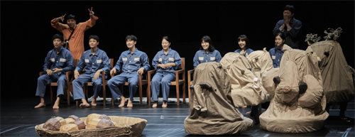 연극 ‘도토리’에서 수감자들이 도토리가 멧돼지에게 중요한 먹이라는 사실에 대한 설명을 듣고있다. 극단 목화 제공