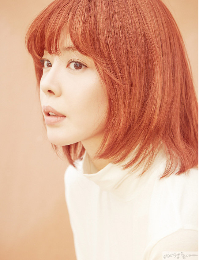 풍성한 브라운 보브 헤어웨어 씨크릿우먼 2017 S/S 컬렉션.시스루 터틀넥 톱 스튜디오톰보이. 팬츠 지컷.