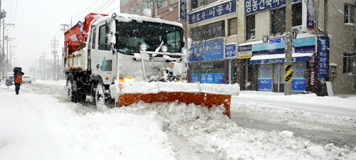 설 연휴 마지막 날인 지난달 30일 강원 속초 지역에 20cm가량의 폭설이 내리자 속초시 직원들이 휴일도 반납한 채 제설작업을 벌이고 있다. 속초시의 제설작업은 31일까지 이어졌다. 속초시 제공