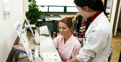 러시아 의료 관광객이 계명대 동산의료원 건강검진센터에서 혈압을 측정하고 있다. 계명대 동산의료원 제공