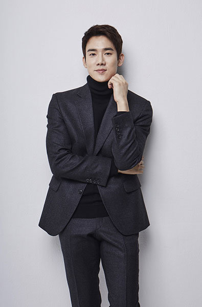 유연석은 연기를 시작한 지 어느 덧 10년을 훌쩍 넘겼다. “햇수는 중요하지 않다”는 그는 “연기를 좋아해 시작했던 데뷔 때 마음을 잊지 않기 위해” 자신과 쉽게 타협하지 않는다. 사진제공｜킹콩엔터테인먼트