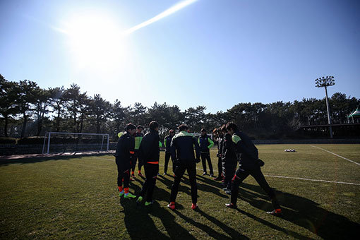 강원FC가 5일 시작되는 일본 미야자키 전지훈련에 대비해 31일 강릉에서 훈련을 재개했다. 최윤겸 감독은 “미야자키 전훈에선 본격적인 실전을 통해 팀 조직력과 전술 활용도를 높일 생각이다”고 밝혔다. 사진제공｜강원FC