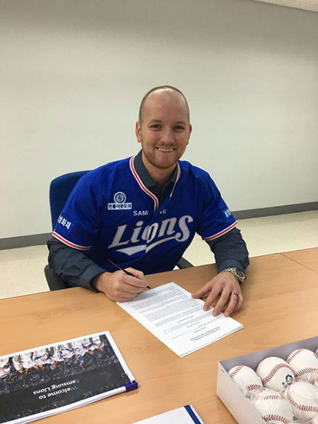 삼성 새 외국인투수 재크 페트릭이 계약서에 사인을 하고 있다. 그는 비록 메이저리그에는 데뷔하지 못했지만 마이너리그에서 풀타임 선발로 뛰었고, 일본리그까지 경험해 좋은 평가를 받았다. 사진제공 ｜ 삼성 라이온즈