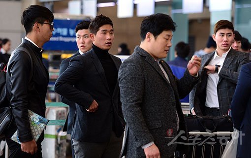 2년 연속 최하위에 머물렀던 kt가 31일 인천국제공항을 통해 미국으로 전지훈련을 떠났다. kt 선수들이 출국을 기다리고 있다. kt는 2월 17일까지 미국 애리조나주의 투산에서 1차 전지훈련을 가지며 3월 8일까지 캘리포니아주 LA 인근에서 2차 캠프를 치른다. 인천국제공항 | 김민성 기자 marineboy@donga.com