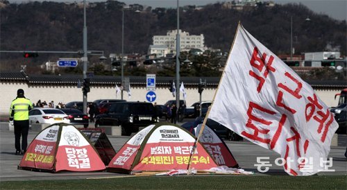 “즉각 퇴진” 광화문광장 1월 31일 ‘박근혜 퇴진 청년결사대’ 회원들이 서울 광화문광장에서 박 대통령 
퇴진을 주장하며 역시 텐트를 치고 농성하고 있다. 박 대통령 얼굴이 그려진 텐트엔 ‘범죄자 박근혜 즉각 퇴진!’이라고 적혀 있다.
 장승윤 기자 tomato99@donga.com