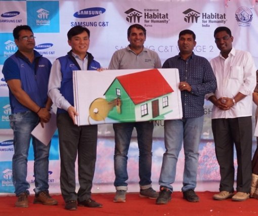 인도 마하라스트라주(州) 차르가온 마을에서 최근 열린 ‘삼성물산 2호 마을 준공식’에서 회사 임직원과 현지 주민들이 기념촬영을 하고 있다. 삼성물산 제공