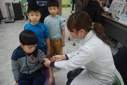 단체생활을 처음 시작하는 초등학교 취학 예정 어린이들에게 예방접종은 필수다. 예방주사를 맞고 있는 어린이들.