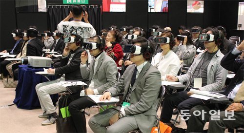 지난달 25일 일본 도쿄 오다이바의 한 행사장에서 참석자들이 가상현실(VR) 장비를 이용해 초기 치매 증상을 체험하고 있다. 도쿄=장원재 특파원 peacechaos@donga.com