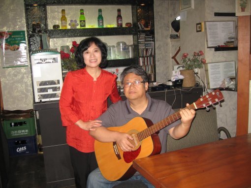 문화카페 ‘모두나’에서 노래하는 두 사람.