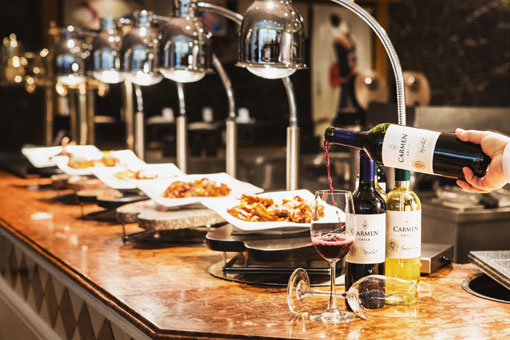 매주 화요일 저녁마다 와인 코키지 프리와 무제한 와인 디너를 실시하는 그랜드 힐튼 서울의 뷔페 레스토랑. 그동안 고객이 가져온 와인에 시판가격의 20∼40%의 코키지를 받던 특급호텔들이 최근 코키지 프리를 선언하고 새로운 고객층 발굴에 나서고 있다. 사진제공｜그랜드힐튼서울