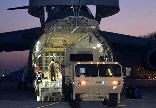 장비 싣고 온 美수송기 1월 25일 경기 평택시 오산 공군기지에 도착한 미 공군 수송기에서 주한미군 패트리엇(PAC 2, 3) 부대의 현대화 작업에 필요한 장비물자가 내려지고 있다. 주한미군 홈페이지