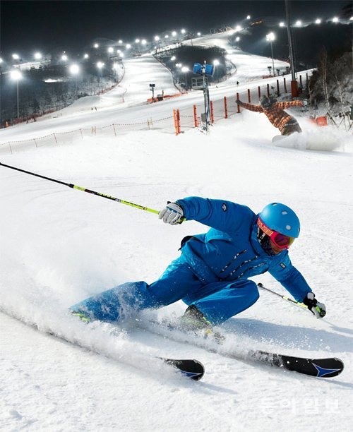 스키어가 국내 스키장에서 빠른 속도로 스키를 타는 모습. 국내 스키장은 인공설을 다져 만들기 때문에 설질이 매우 단단하다. 단단한 설질에선 빠른 방향전환이 가능하기 때문에 스키나 스노보드를 속도감있게 즐길 수 있다. 동아일보DB