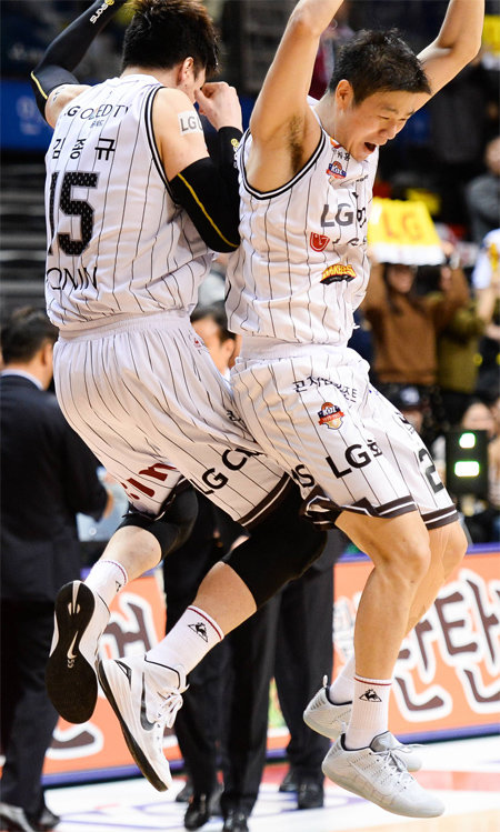 파한 LG의 조성민(오른쪽)과 김종규가 경기 종료 버저가 울린 뒤 점프해 몸을 부딪치는 세리머니를 펼치며 기뻐하고 있다. KBL 제공