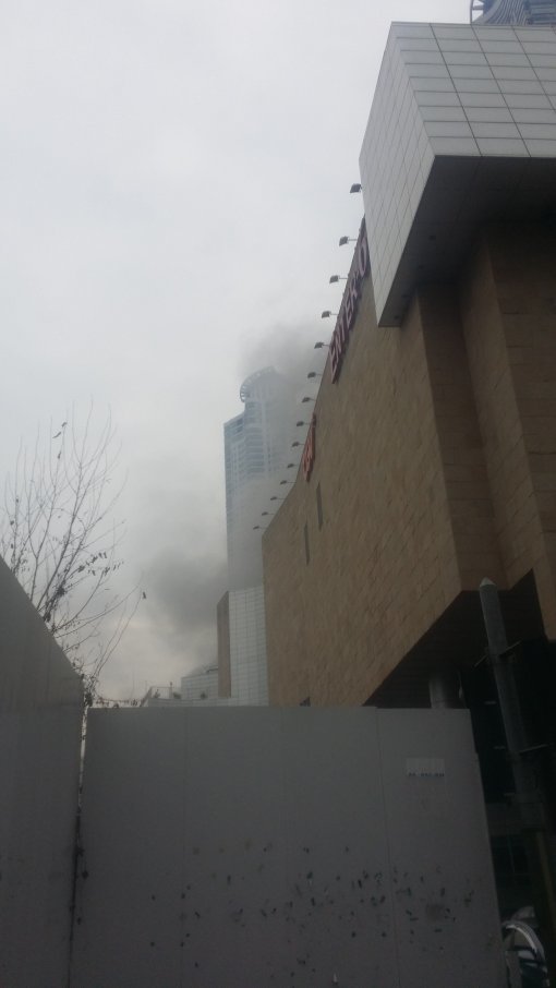 4일 오전 11시 경기도 화성시 동탄 최대 쇼핑센터 메타폴리스 단지 내 3층짜리 상가 건물에 불이 발생해 연기가 피어 오르고 있다. 사진=동탄시민 제공