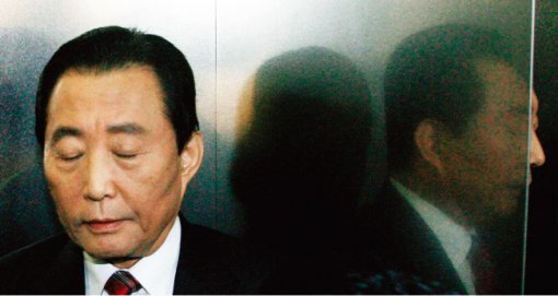 2007년 1월 16일 서울 종로구 연건동 여전도회관 엘리베이터 안에서 고건 전 총리가 지지자들로부터 불출마 선언을 철회할 것을 종용받자 난감한 표정을 짓고 있다. [동아DB]