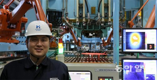 현대제철 예산공장에서 현대자동차 신형 i30에 쓰이는 차체 측면 보강재가 핫 스탬핑 공법으로 만들어지고 있다. 김도형 현대제철 자동차부품기술팀 차장은 “제대로 된 온도까지 가열된 뒤 공정이 이뤄지는지를 열 영상 감지기를 통해 실시간으로 점검하며 작업한다”고 설명했다. 예산=김도형 기자 dodo@donga.com
