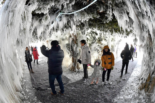 정선 고드름축제에서 관광객들의 가장 큰 사랑을 받은 고드름터널. 축제장을 찾은 관광객들은 얼음과 눈이 연출한 다양한 형태의 얼음 조형물을 배경으로 사진 찍기에 바빴다. 정선군 제공