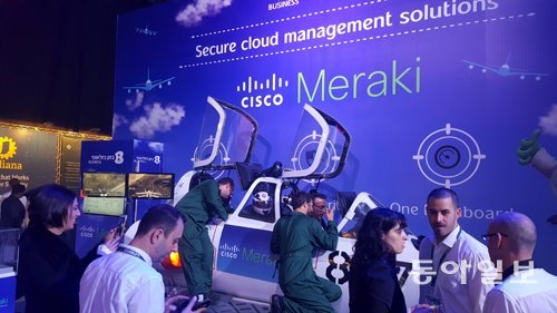 1일 이스라엘 텔아비브 무역컨벤션센터에서 열린 사이버 보안 박람회 ‘사이버텍 2017’에서 한 사이버 보안업체가 전투기 모형을 
가지고 군 장비의 해킹 가능성에 대해 관람객들에게 설명하고 있다. 텔아비브=임현석 기자 lhs@donga.com