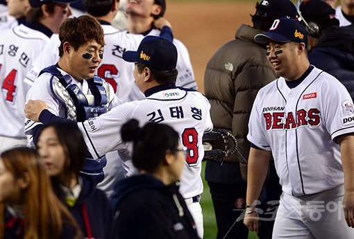 31일 서울 잠실야구장에서 ‘2015 타이어뱅크 KBO 리그’ 한국시리즈 5차전 삼성라이온스와 두산베어스 경기가 열렸다. 13-2 대승을 거두며 시리즈 전적 4승 1패로 한국시리즈 우승을 차지한 후 두산 양의지가 김태형 감독과 환호하고 있다. 스포츠동아DB