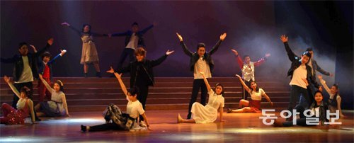 3일 오후 경남 양산문화예술회관 대공연장에서 양주중 학생들이 뮤지컬 ‘그리스’를 열연하고 있다. 양산=강정훈 기자 manman@donga.com
