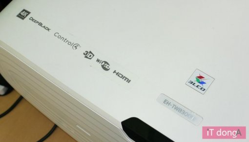 본체 후면 상단에 표기된 주요 기술(출처=IT동아)