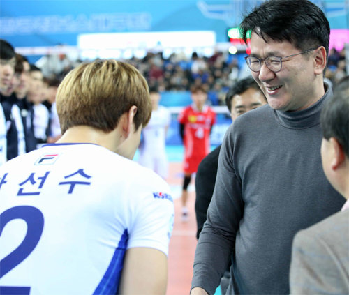 조원태 대한항공 사장(오른쪽)이 5일 OK저축은행과의 경기에서 승리한 대한항공 남자 프로배구팀 선수단을 격려하고 있다. 대한항공 제공