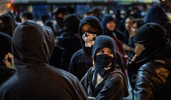 1일 미국 버클리 캘리포니아대에서 검은 마스크로 얼굴을 가린 무정부주의자들이 반트럼프 시위를 벌이고 있다. 트위터 캡처