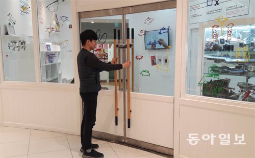 잠겨있는 탈출구 5일 서울의 한 대형 쇼핑몰에 있는 키즈카페 후문. 직원은 대피 통로라고 알려줬지만 확인해 보니 문은 굳게 닫혀 있었다. 이곳을 거쳐야 건물 비상구로 갈 수 있다.