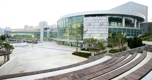 부산진구 부산시민공원 앞에 있는 국립부산국악원.