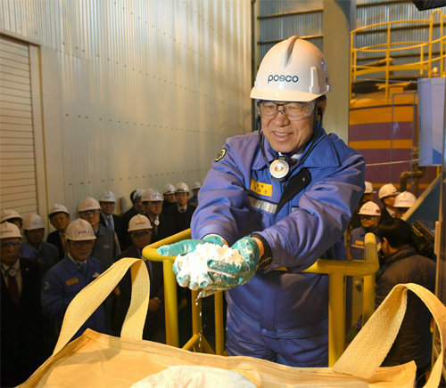 권오준 포스코 회장이 7일 준공식을 연 전남 광양제철소 리튬 생산 공장에서 처음 생산된 탄산리튬 최종 제품을 손에 들어 보이며 환하게 웃고 있다. 포스코 제공