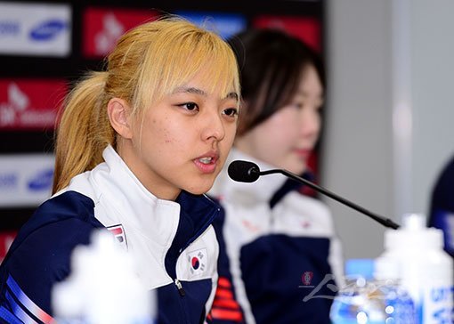 2018 평창동계올림픽 여자 매스스타트에서 금메달을 노리는 김보름(오른쪽)이 6일 ISU 스피드스케이팅세계종목별선수권 미디어데이에서 취재진의 질문에 답하고 있다. 강릉 ｜ 김민성 기자 marineboy@donga.com