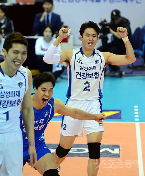 7일 대전충무체육관에서 ‘2016-2017 NH농협 V리그’ 대전 삼성화재와 서울 우리카드의 경기가 열렸다. 삼성화재 이민욱(오른쪽)이 동료들의 득점에 환호하고 있다. 대전 | 김민성 기자 marineboy@donga.com
