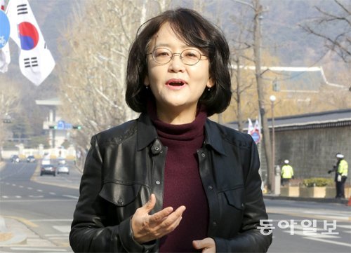 신경아 한림대 교수가 최근 촛불집회 시위대가 차벽에 막혀 가지 못했던 서울 종로구 효자로에 섰다. 차벽 너머에서 청년들이 바라는 것은 무엇일까. 그는 ‘공정’이라고 답했다. 원대연 기자 yeon72@donga.com