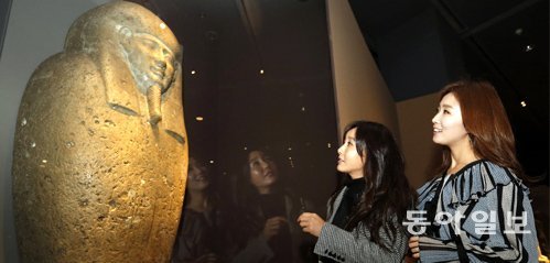 고대 이집트가 배경인 뮤지컬 ‘아이다’의 주연 배우 윤공주(왼쪽), 이정화 씨가 7일 오후 서울 용산구 국립중앙박물관 기획전시실에서 동아일보가 주관하는 ‘이집트 보물전’을 관람했다. ‘아이다’에서 윤 씨는 이집트에 끌려온 누비아 공주 아이다 역을, 이 씨는 이집트 공주 암네리스 역을 연기하고 있다. 양회성 기자 yohan@donga.com