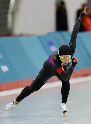 ‘빙속 여제’ 이상화(앞 사진)는 2018 평창 겨울올림픽을 빛낼 최고 스타 중 한 명으로 꼽힌다. 2010년 밴쿠버 대회와 2014년 소치 대회 스피드스케이팅 여자 500m를 2연패한 이상화는 사상 최초로 올림픽 3연패에 도전한다. 동아일보DB
