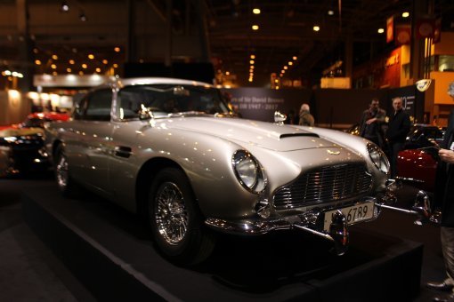 1964년 007 영화 ‘골드핑거’에서 제임스 본드가 탄 차량 영화 장면. 그리고 실제 전시된 차량 비교