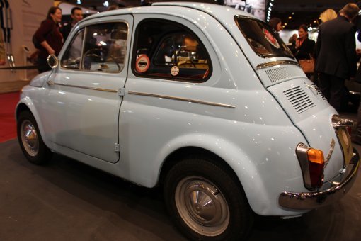 프랑스 빈티지 자동차 시장에서 가장 인기가 많은 차 중 하나인 피아트 500D. 1964년에 만들어졌다.