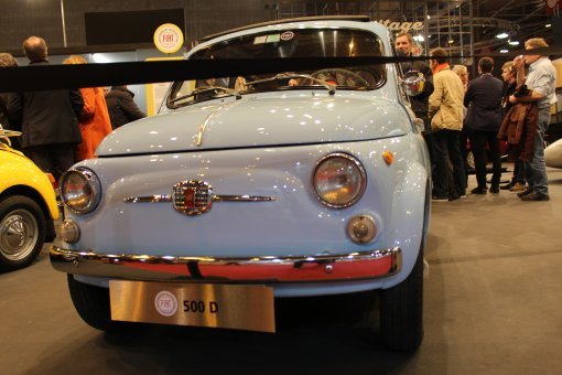 프랑스 빈티지 자동차 시장에서 가장 인기가 많은 차 중 하나인 피아트 500D. 1964년에 만들어졌다.