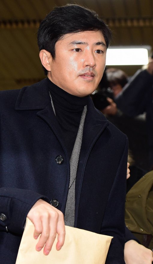 사진=고영태 전 더블루K 이사가 6일 서울 서초동 서울중앙지법에서 열린 최순실 씨의 형사재판에 증인으로 출석하기 위해 법정으로 향하고 있다. 변영욱 기자 cut@donga.com
