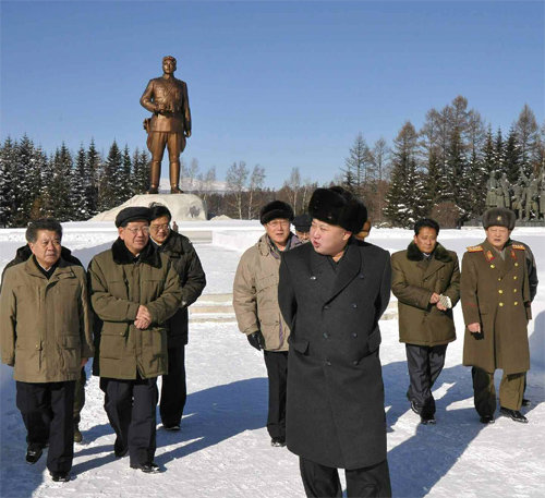 2013년 11월 장성택 제거를 앞두고 김정은이 핵심 측근들과 삼지연 김일성 동상을 찾은 모습. 군복을 입은 김원홍(오른쪽)이 뒤따르고 있다.