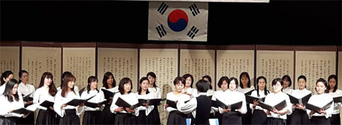 8일 오전 일본 도쿄 재일본한국문화관에서 열린 2·8독립선언 제98주년 기념식에서 동경한국학교 어머니합창단이 ‘2·8독립선언의 노래’를 부르고 있다. 주일 한국대사관 제공