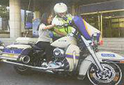 광주 10남매 중 일곱째 수정 양이 지난해 광주 남부경찰서를 방문해 경찰 오토바이를 타보고 있다. 광주 남부경찰서 제공